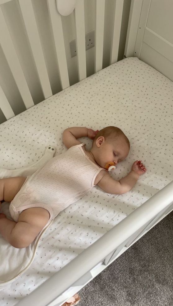 Bebé durmiendo solo en la cuna