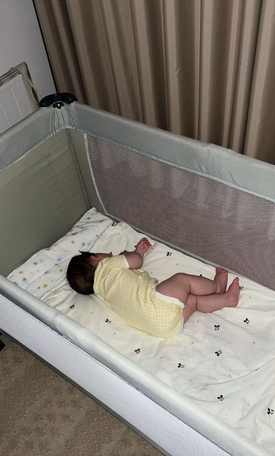 Bebé durmiendo solo en la cuna