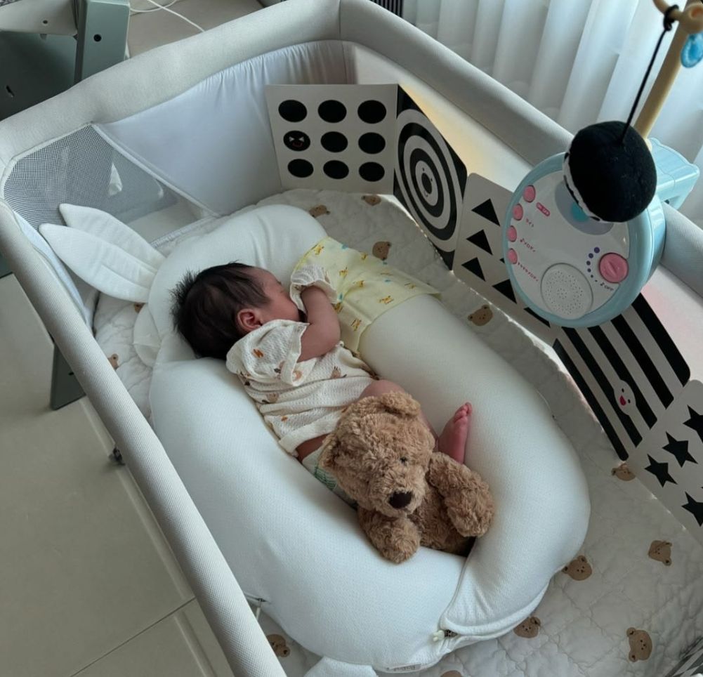Bebé durmiendo solo en la cuna