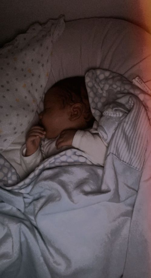 Bebé durmiendo solo en la cuna