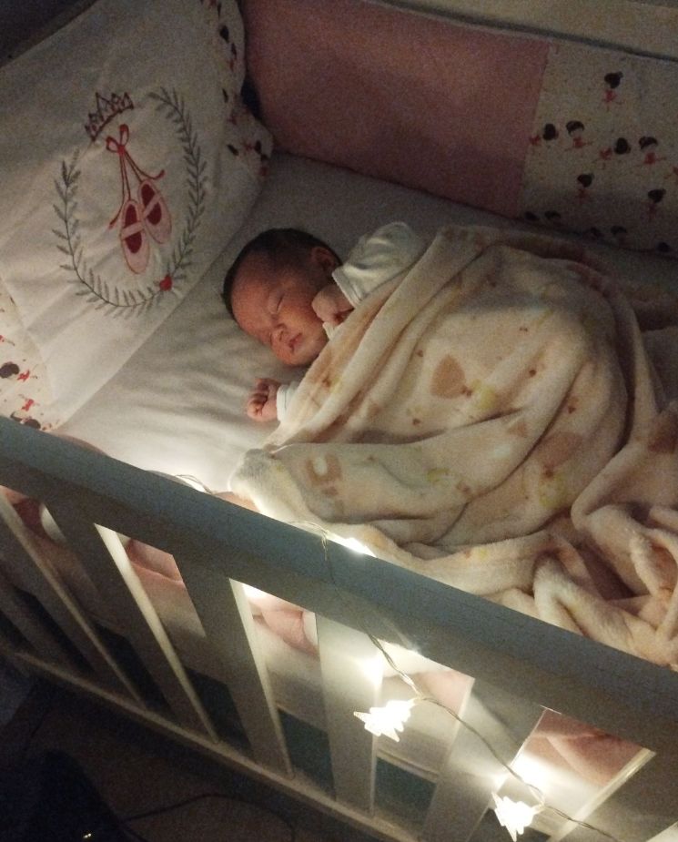 Bebé durmiendo solo en la cuna